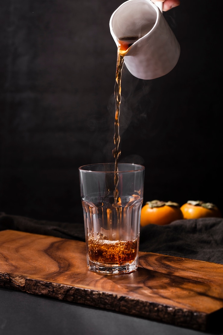 Gratis Foto de studioschot van de drank vullend glas