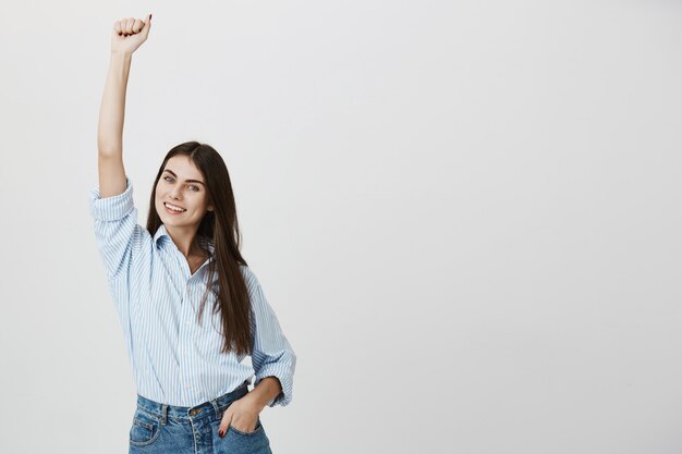 De succesvolle onderneemster steekt triomfantelijk hand op