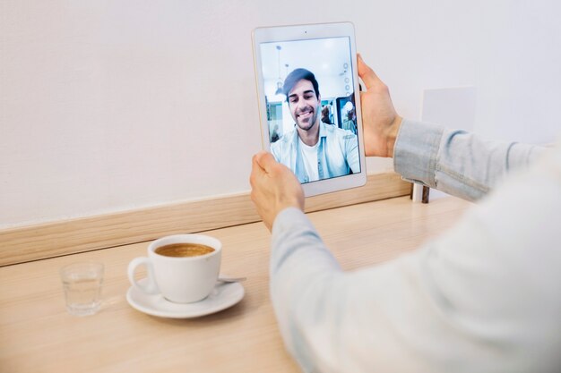 De tablet van de de mensenholding van de gewassen met selfie