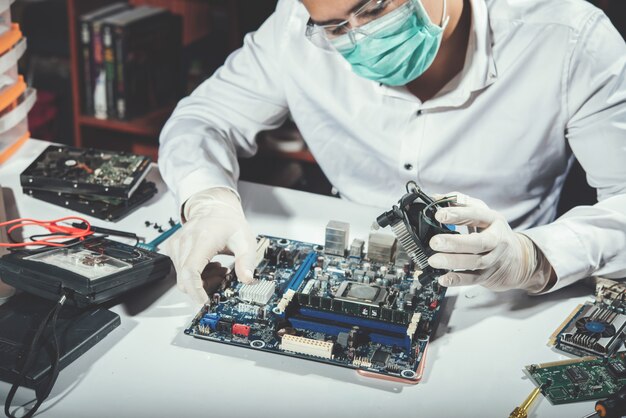 De technicus die de computer, computerhardware, reparatie, upgrade en technologie repareert