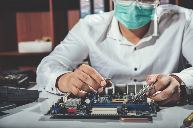De technicus die de computer, computerhardware, reparatie, upgrade en technologie repareert