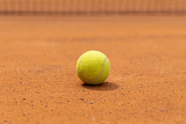 De tennisbal van de close-up op hofgrond