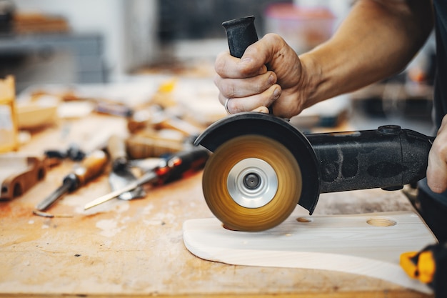 Gratis foto de timmerman werkt met een boom