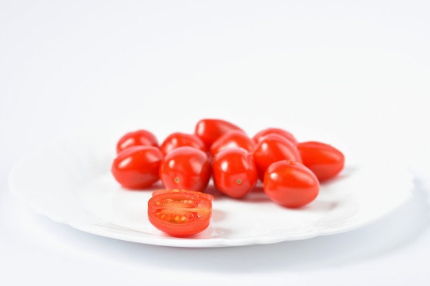 De tomatenstapel van de kers die op witte achtergrond wordt geïsoleerd