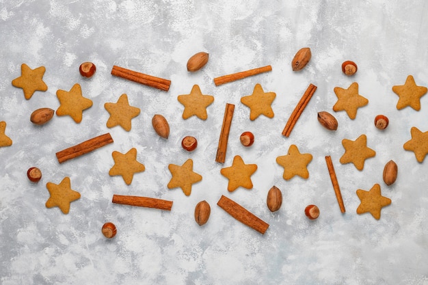 De traditionele eigengemaakte peperkoekkoekjes op grijs beton, sluiten omhoog, Kerstmis, hoogste vlakke mening, leggen