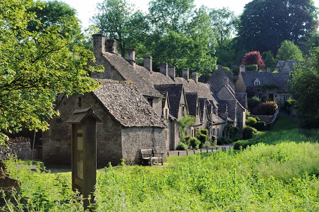 De traditionele oude huizen in het Engels landschap van Cotswolds