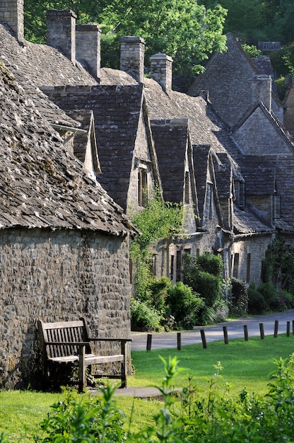 Gratis foto de traditionele oude huizen in het engels landschap van cotswolds