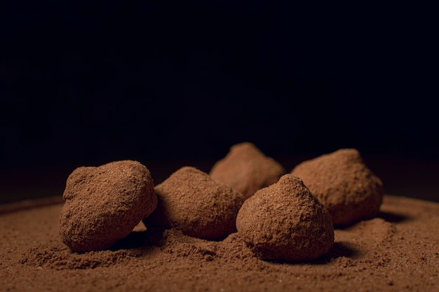 De truffels zwarte achtergrond van de chocoladekoffie