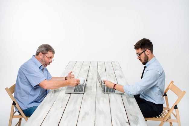 De twee collega's werken samen aan een project