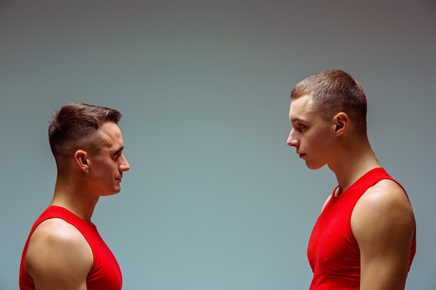 De twee gymnastische acrobatische blanke mannen