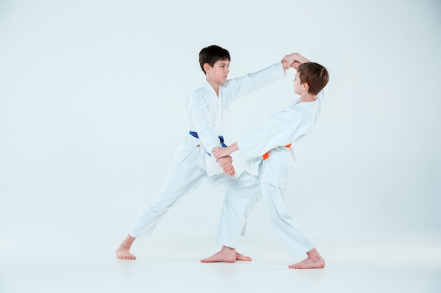 De twee jongens vechten op Aikido training in martial arts school. Gezonde levensstijl en sport concept