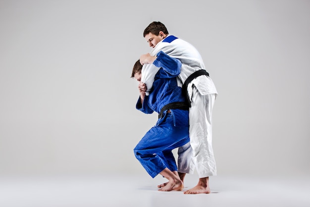 De twee judoka's strijders vechten tegen mannen