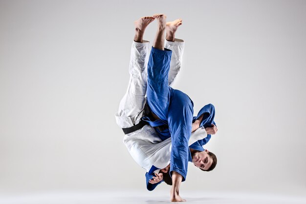 De twee judokastrijders vechten tegen mannen