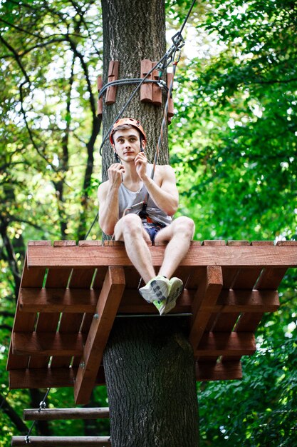 De vermoeide man zit op de boom