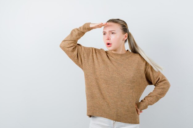 De verontruste vrouw kijkt ver op een witte achtergrond