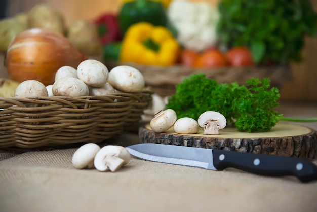 De verse groente van de champignonpaddestoel in de keuken