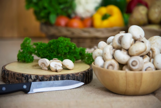 Gratis foto de verse groente van de champignonpaddestoel in de keuken