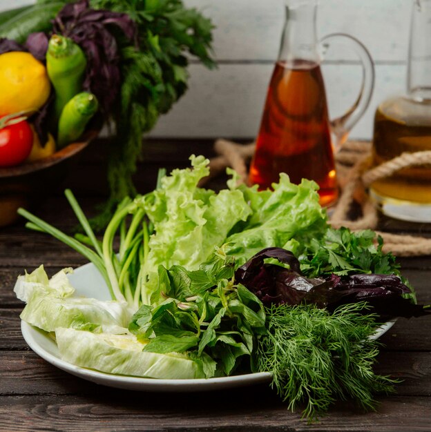 De verse salade doorbladert en groen