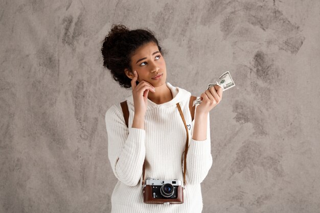 De verstoorde fotograaf heeft geld nodig, houdt dollar vast