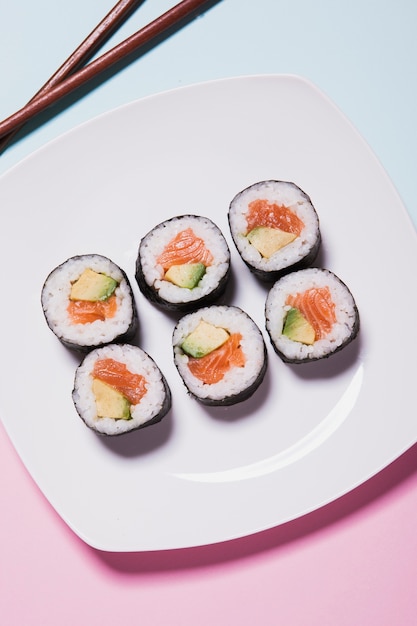 De vierkante plaat van de close-up met sushi