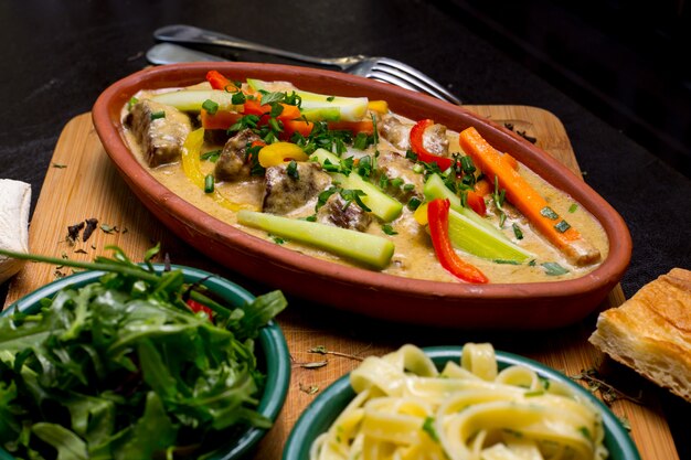 De vissen in de romige groene paprika van de sauswortel maken groen zijaanzicht groen