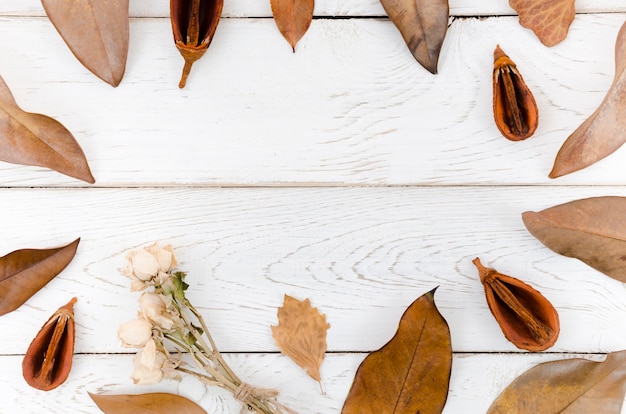 Gratis foto de vlakte van de herfstbladeren legt met exemplaarruimte