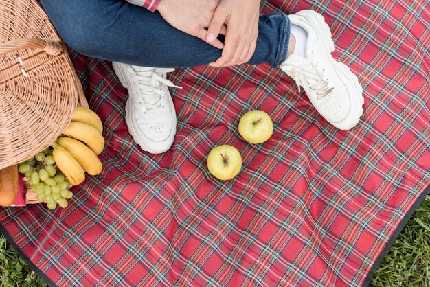 De voeten van een jongen op een picknickdeken