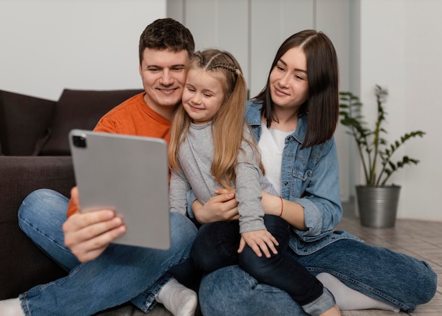 Gratis foto de volledige tablet van de familieholding