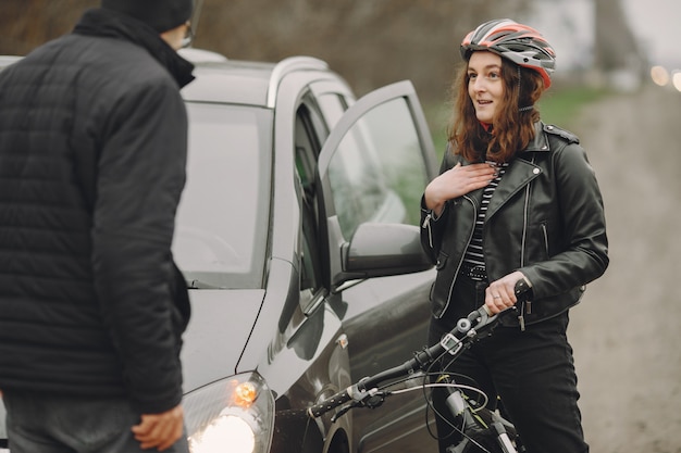 De vrouw botste tegen de auto.