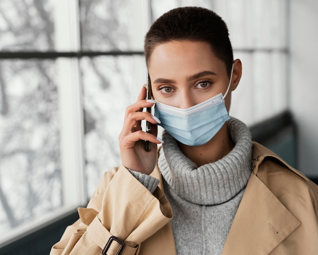 De vrouw die van de close-up gezichtsmasker draagt