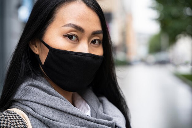 De vrouw die van de close-up masker draagt