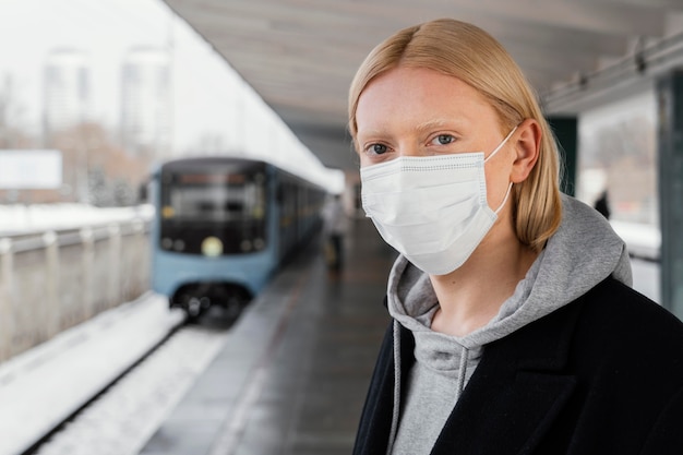 De vrouw die van de close-up masker draagt