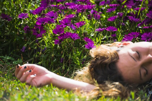 De vrouw die van het gewas in tuin ligt