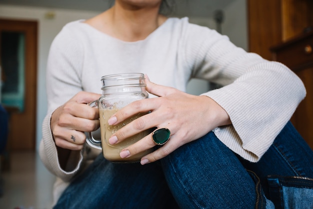 Gratis foto de vrouw die van het gewas thuis drinkt