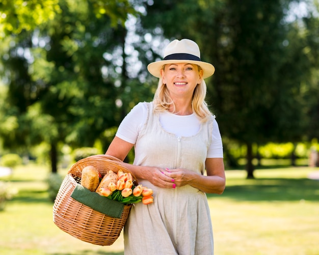 De vrouw die van Smiley aan het cameramediaschot kijkt