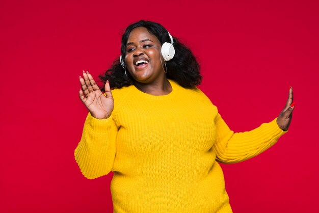 De vrouw die van Smiley en muziek luistert danst