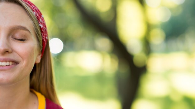 De vrouw die van Smiley outdooors stelt