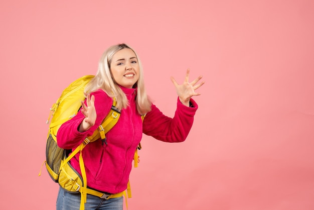 De vrouw van de vooraanzichtreiziger met rugzak die haar gevoel uitdrukt