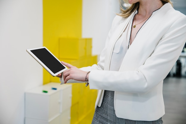 De vrouw van het gewas wat betreft tablet