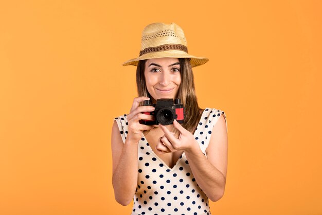 De vrouw van vooraanzichtsmiley met camera