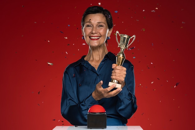 De vrouw van vooraanzichtsmiley met trofee