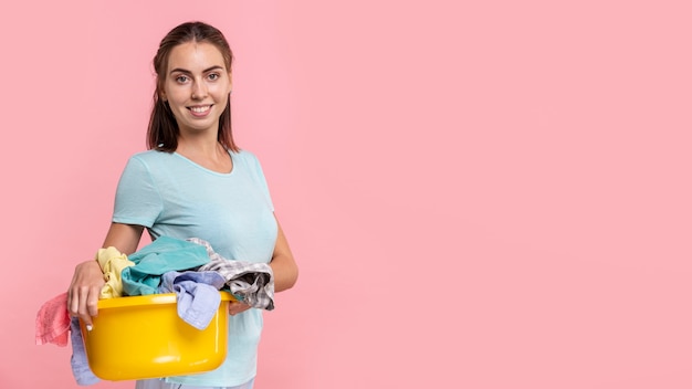 De vrouw van zijaanzichtsmiley met mand en exemplaar-ruimte