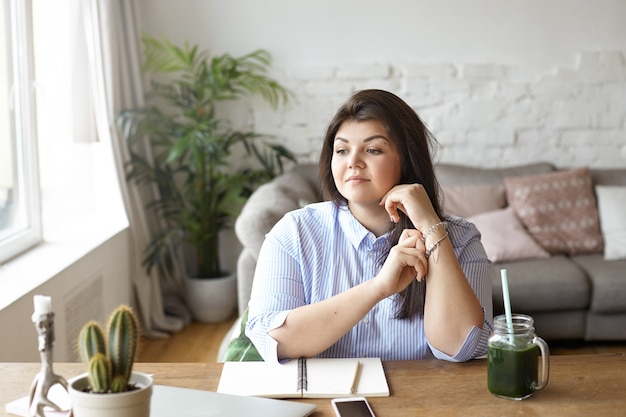 De vrouw werkt in een moderne werkruimte