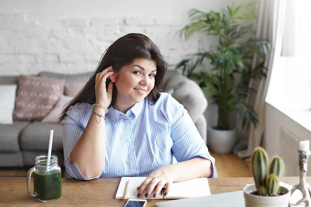 De vrouw werkt in een moderne werkruimte