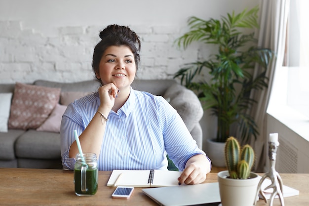 De vrouw werkt in een moderne werkruimte