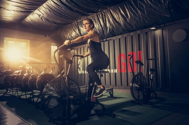 De vrouwelijke atleet traint hard in de sportschool.