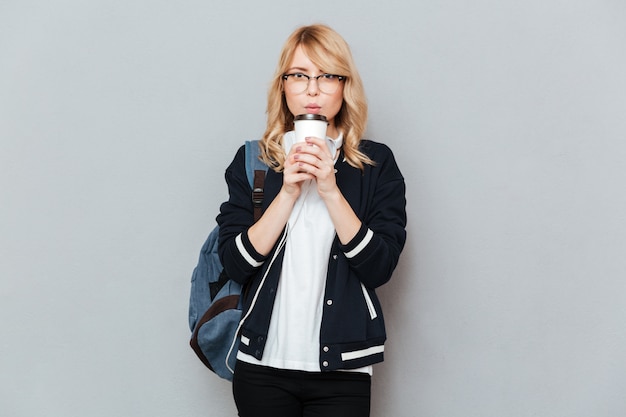 De vrouwelijke kop van de studentenholding van koffie