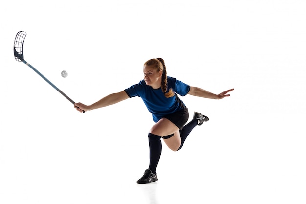 Gratis foto de vrouwelijke speler van floorball die op wit, actie en motieconcept wordt geïsoleerd