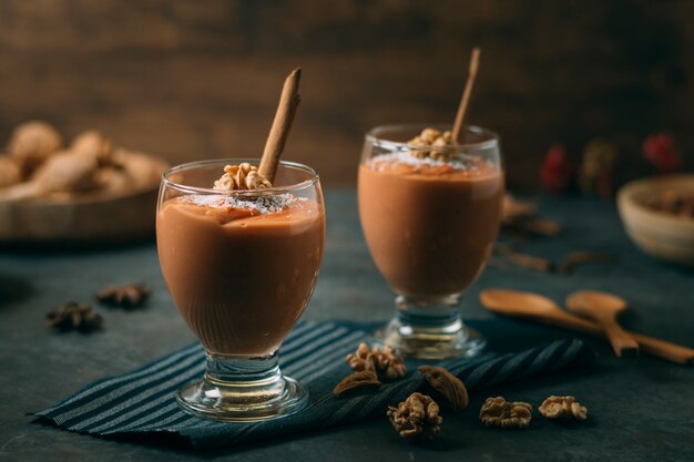 De winterdessert van de close-up met kaneel