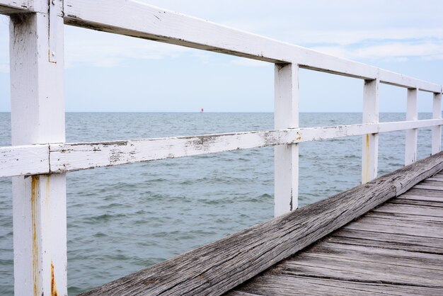 De witte hek op de pier